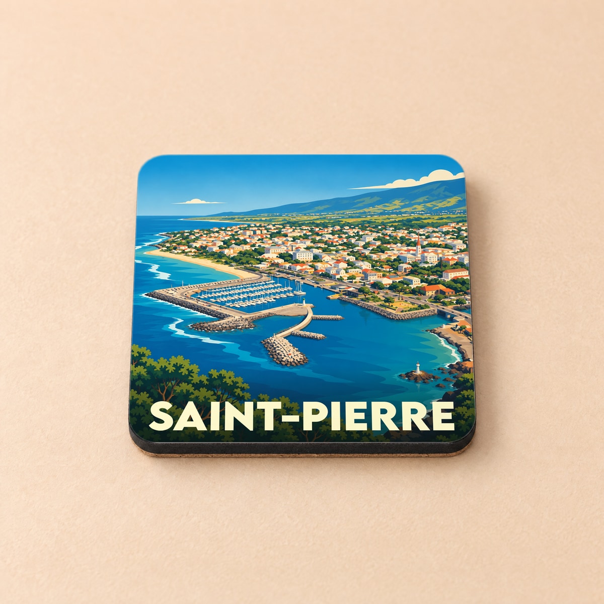 Dessous de verre souvenir de la ville de Saint-Pierre avec une illustration stylisée de son port et de son littoral.