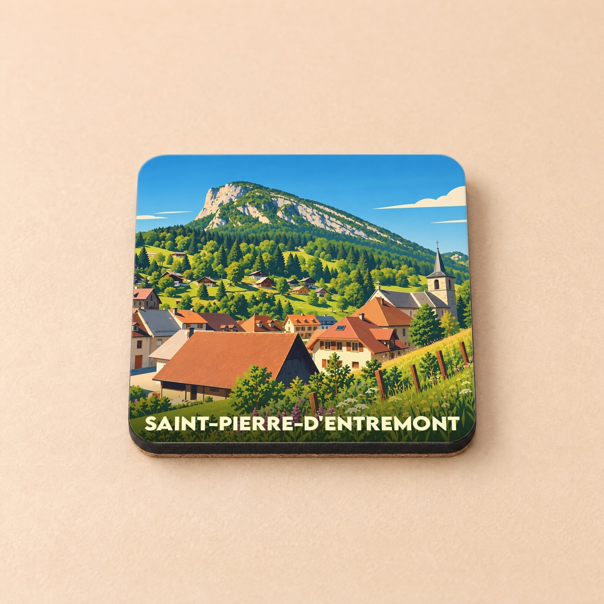 Dessous de verre souvenir de Saint-Pierre-d'Entremont illustrant le village et ses montagnes dans un style graphique épuré.