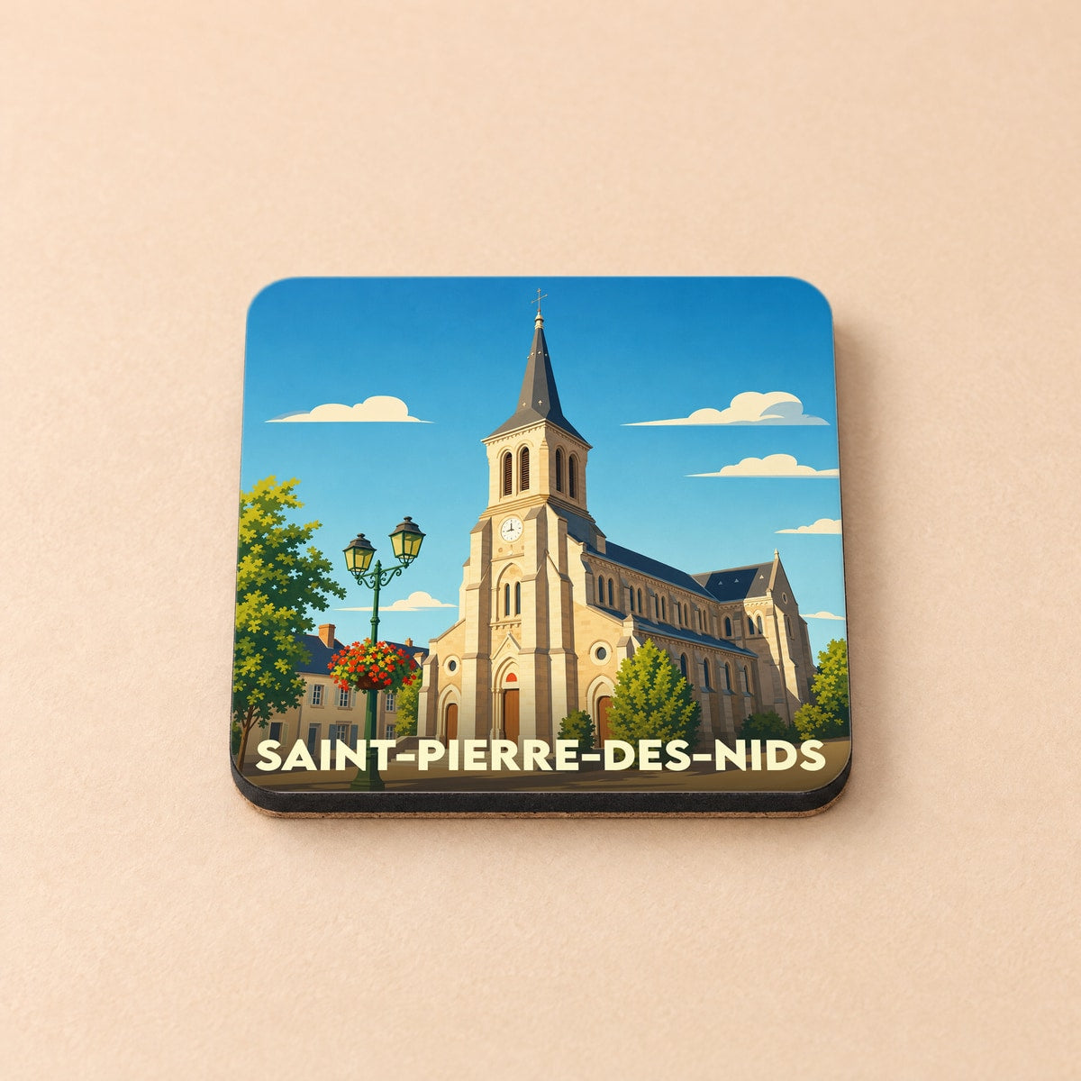 Dessous de verre souvenir de la ville de Saint-Pierre-des-Nids avec une illustration stylisée de son église.