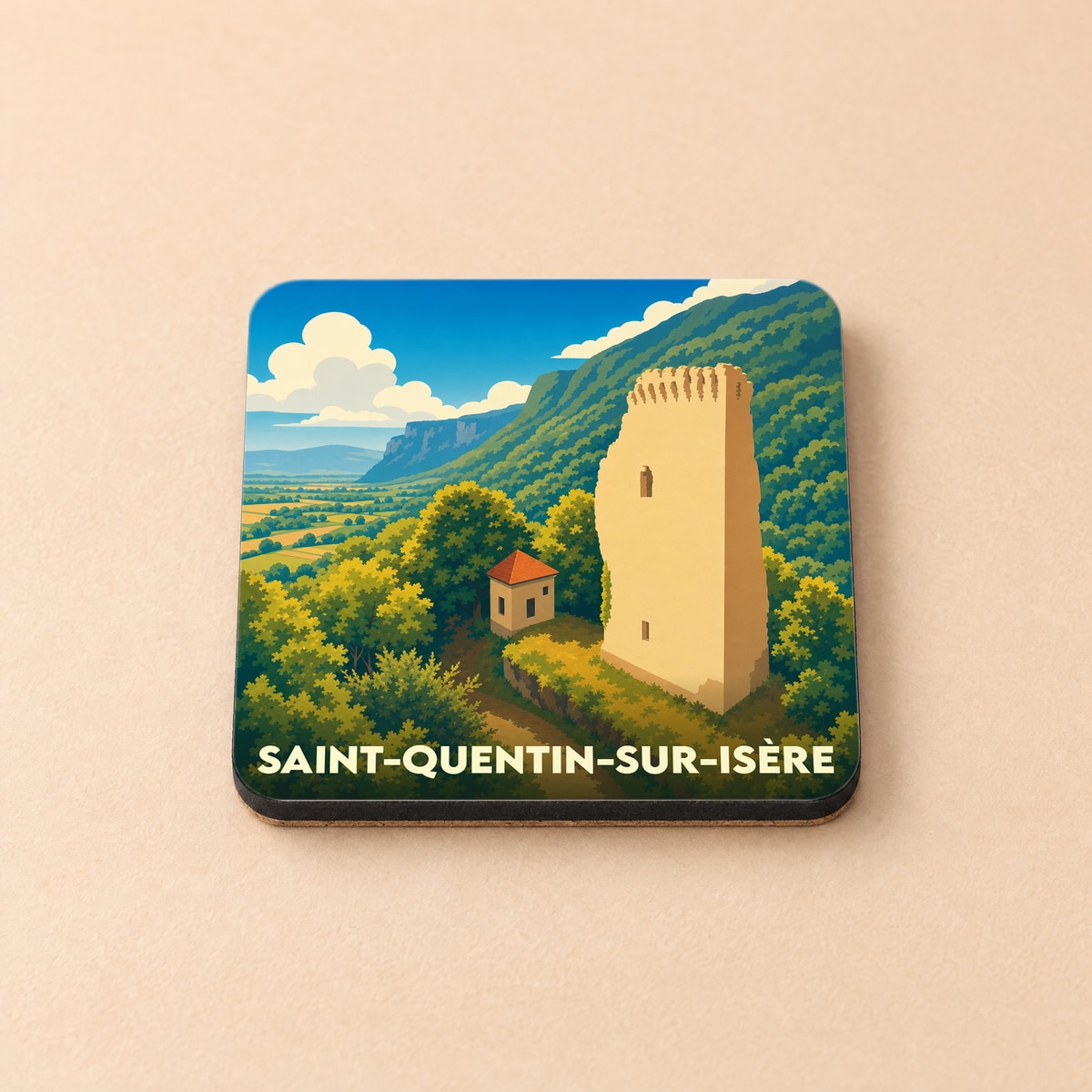 Dessous de verre souvenir de la ville de Saint-Quentin-sur-Isère avec une illustration stylisée d'une tour en ruine dans un paysage montagneux.
