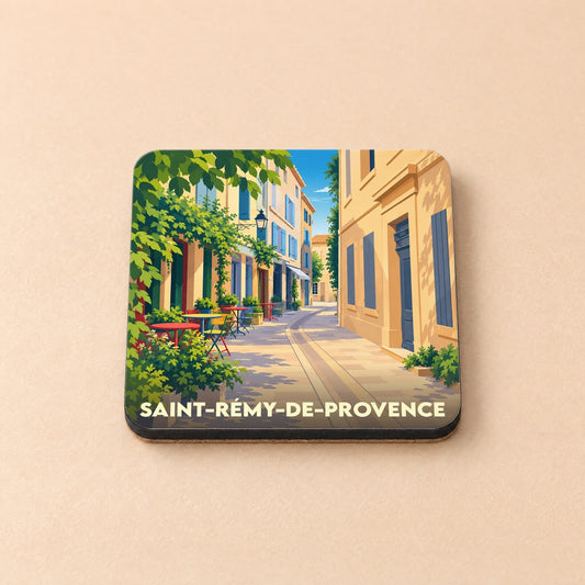 Dessous de verre souvenir de la ville de Saint-Rémy-de-Provence avec une illustration stylisée d'une ruelle ensoleillée.