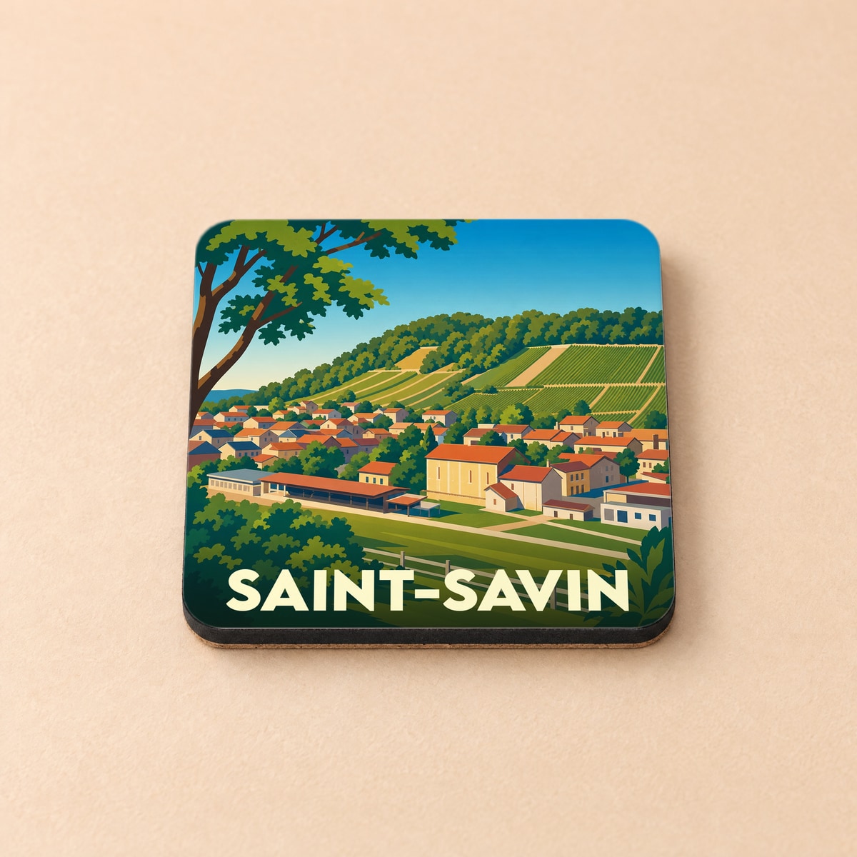 Dessous de verre souvenir de la ville de Saint-Savin avec une illustration stylisée de son paysage.