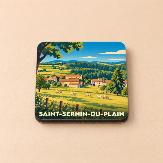 Dessous de verre souvenir de la ville de Saint-Sernin-du-Plain avec une illustration stylisée d'un paysage rural.