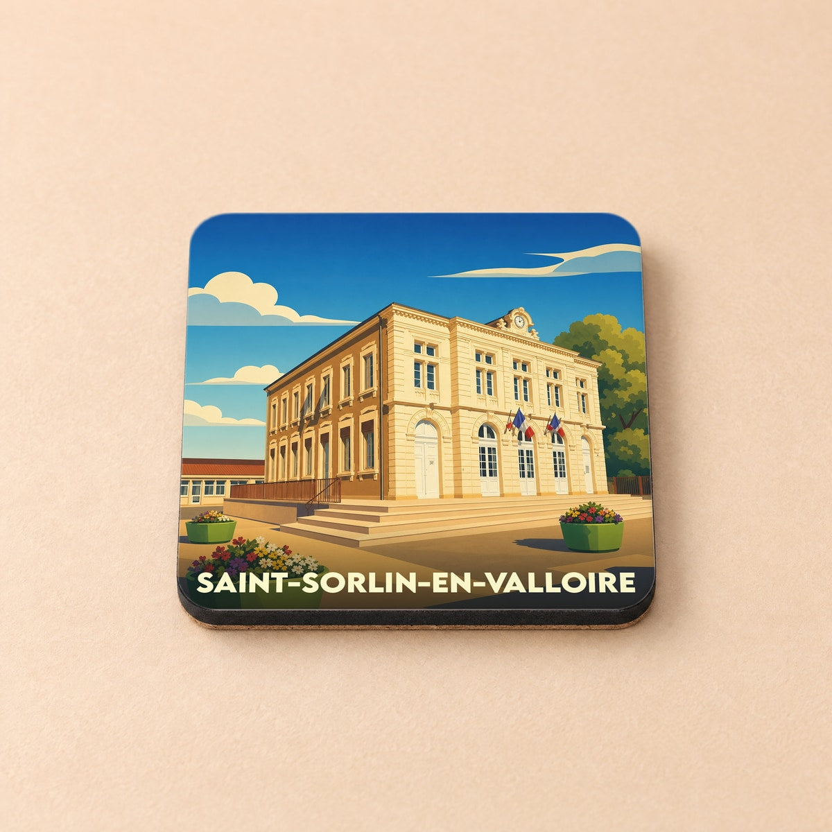 Dessous de verre souvenir de la ville de Saint-Sorlin-en-Valloire avec une illustration stylisée de sa mairie.
