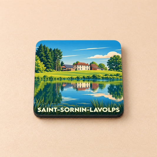 Dessous de verre souvenir de la ville de Saint-Sornin-Lavolps avec une illustration bucolique stylisée.
