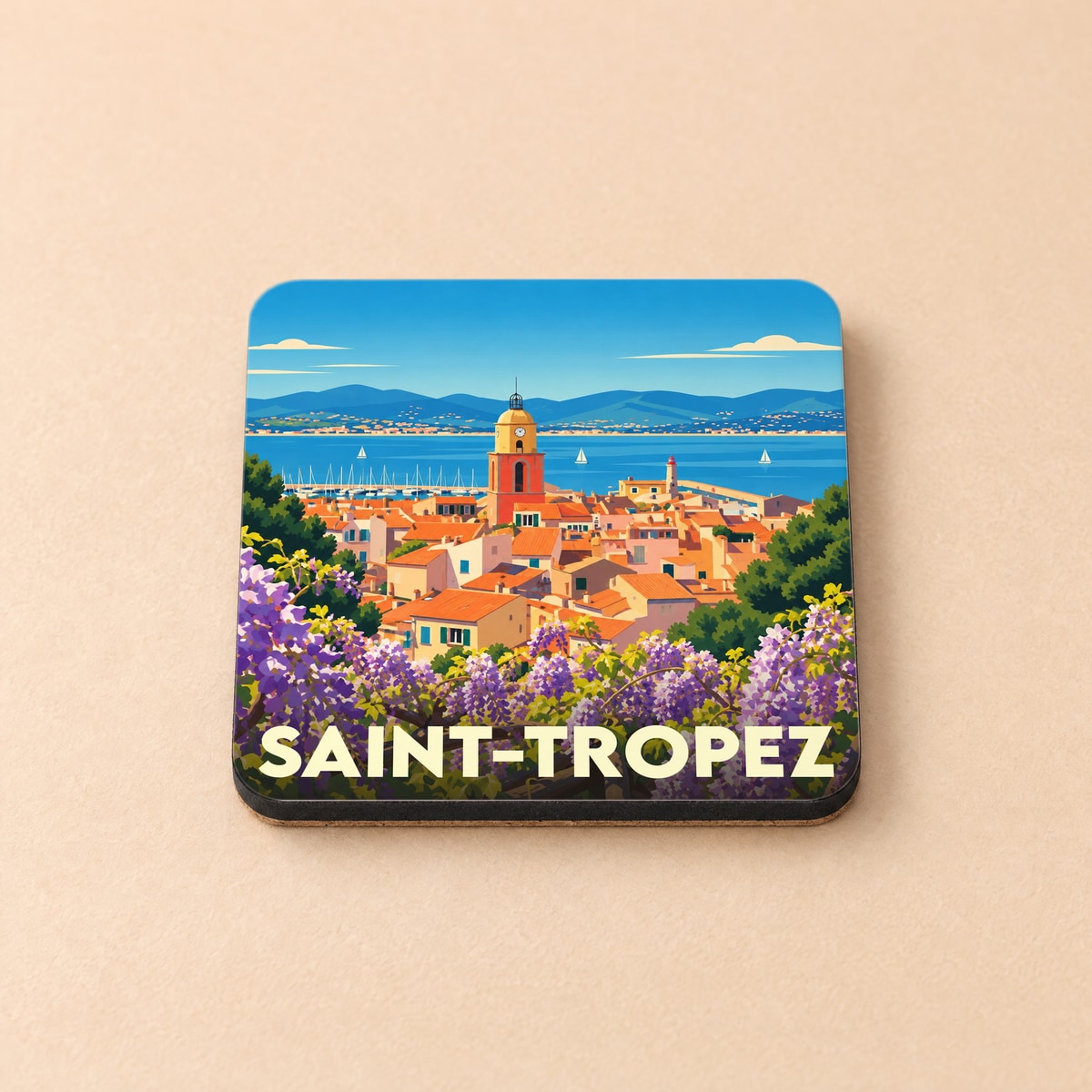 Dessous de verre souvenir de la ville de Saint-Tropez avec une illustration stylisée et colorée.