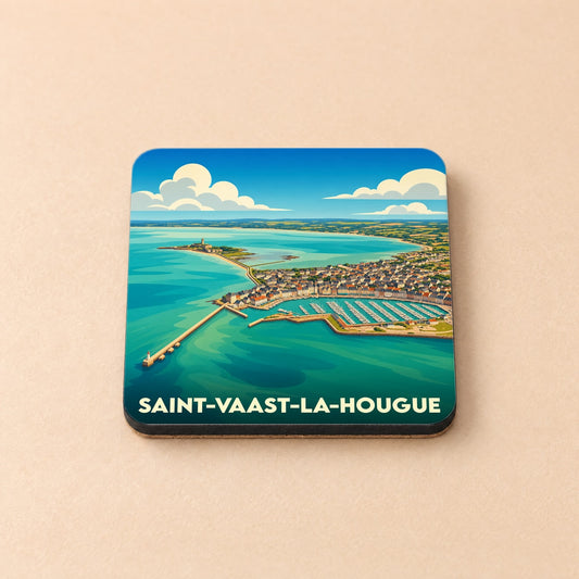 Dessous de verre souvenir de la ville de Saint-Vaast-la-Hougue avec une illustration stylisée de son port et de sa côte.