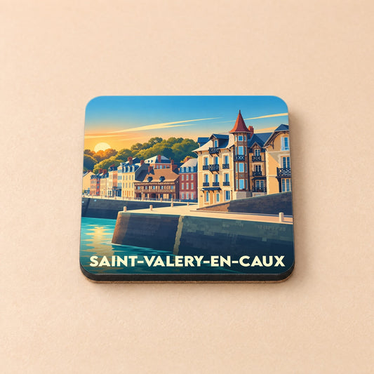 Dessous de verre souvenir de la ville de Saint-Valery-en-Caux avec une illustration stylisée du front de mer au coucher du soleil.