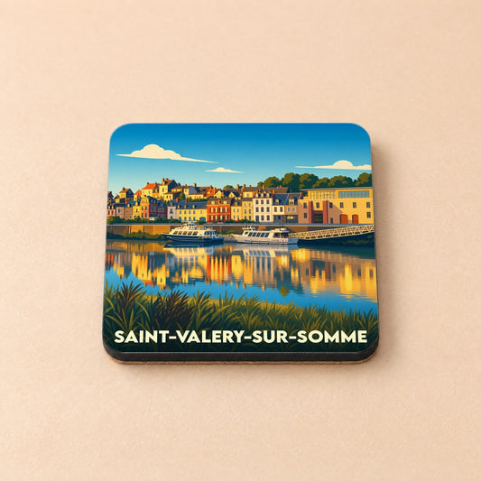 Dessous de verre souvenir de Saint-Valery-sur-Somme avec une illustration stylisée du port au coucher du soleil.
