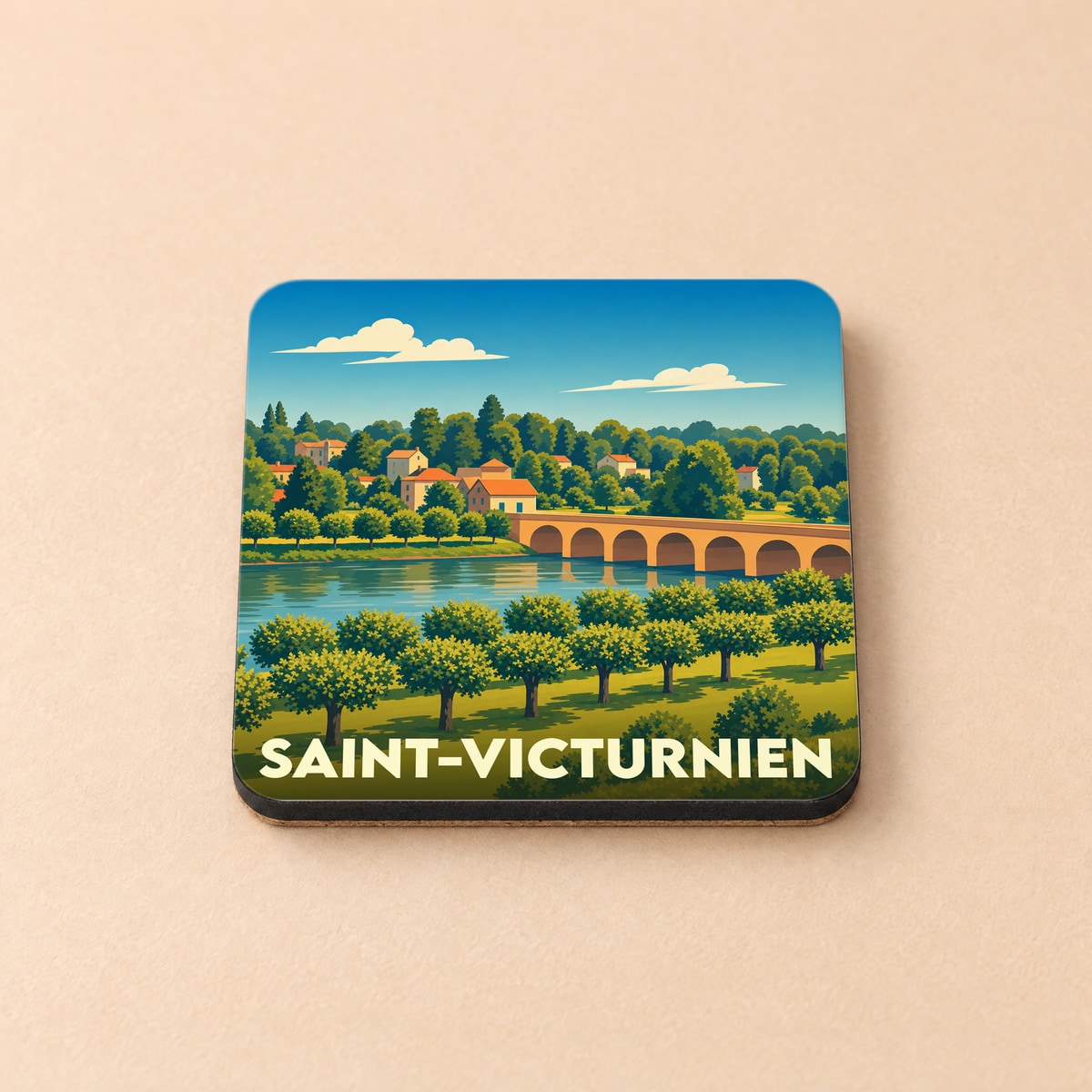 Dessous de verre souvenir de la ville de Saint-Victurnien avec une illustration stylisée d'un pont et d'un paysage fluvial.