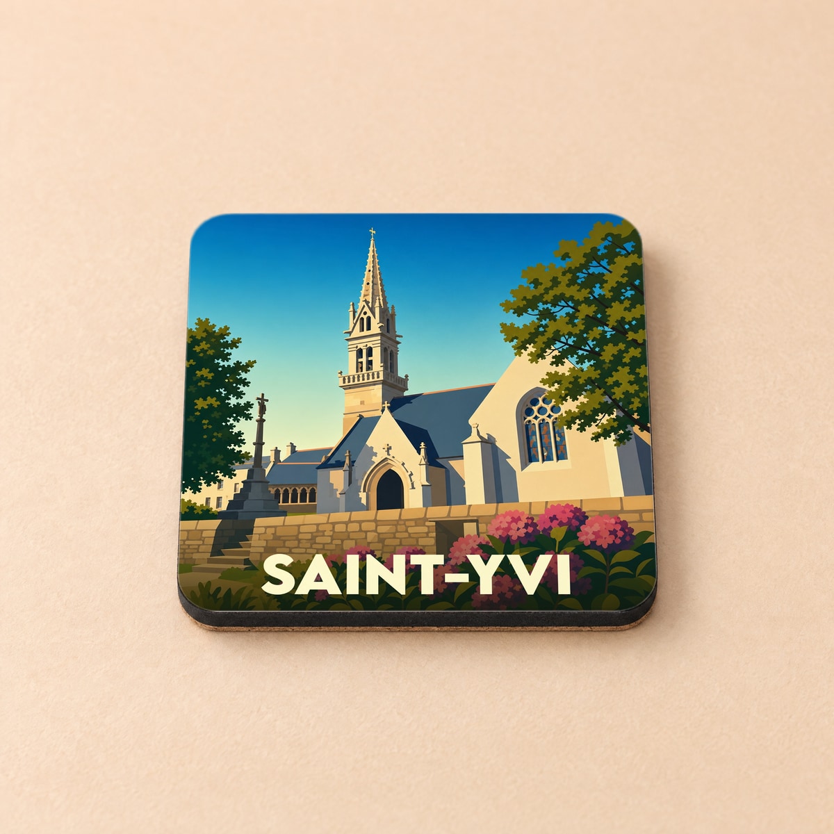 Dessous de verre souvenir de la ville de Saint-Yvi avec une illustration stylisée de son église.