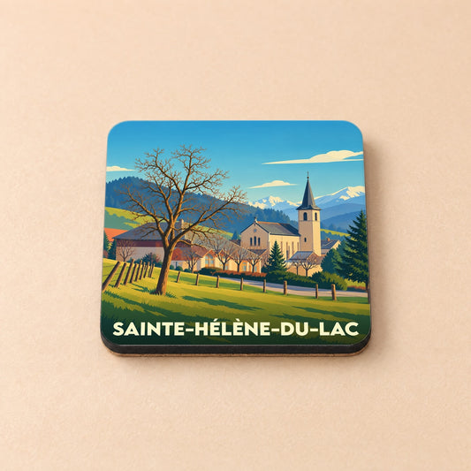 Dessous de verre souvenir de la ville de Sainte-Hélène-du-Lac avec une illustration stylisée de son église et des montagnes.