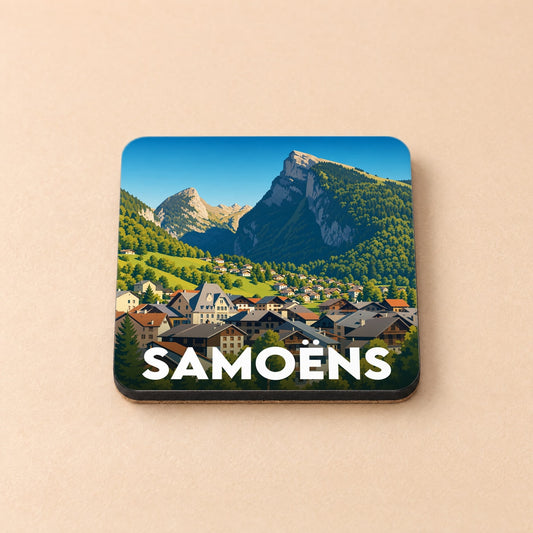 Dessous de verre souvenir de la ville de Samoëns avec une illustration stylisée de ses montagnes et chalets.
