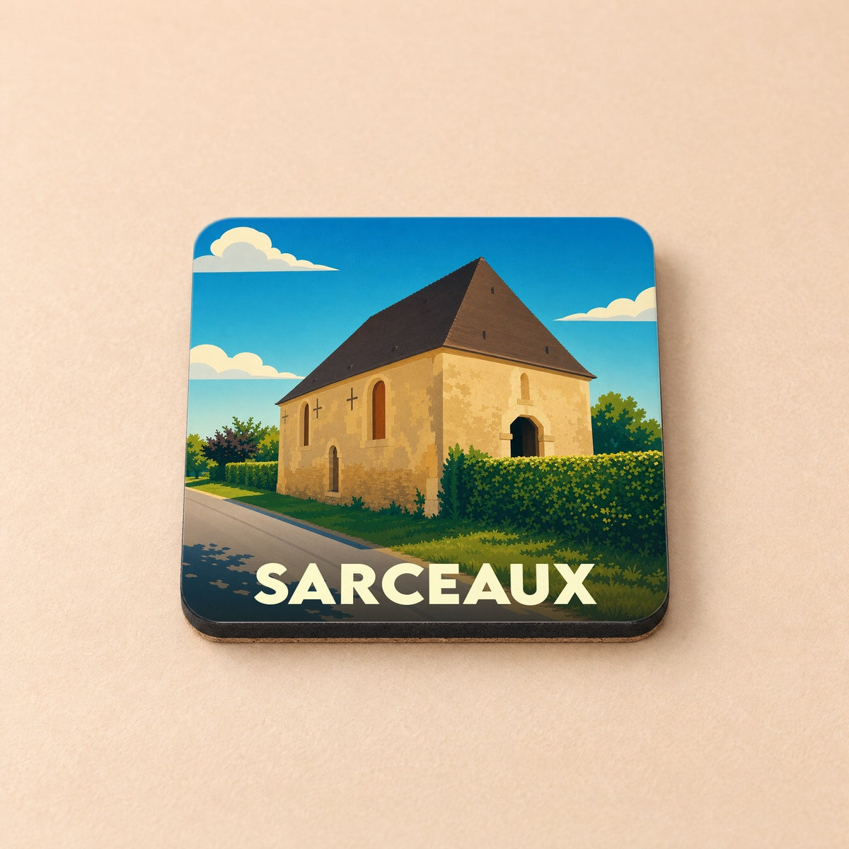 Dessous de verre souvenir de la ville de Sarceaux avec une illustration stylisée de son église.