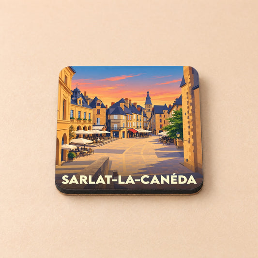 Dessous de verre souvenir de la ville de Sarlat-la-Canéda avec une illustration stylisée de sa place centrale au coucher du soleil.