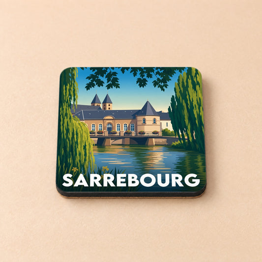 Dessous de verre souvenir de la ville de Sarrebourg avec une illustration stylisée d'un monument au bord de l'eau.