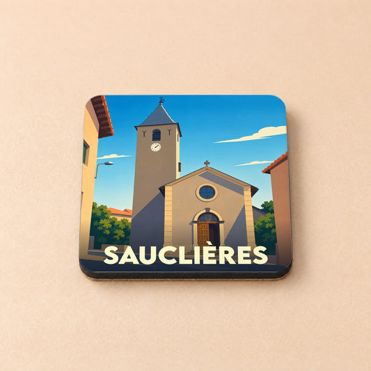 Dessous de verre souvenir de la ville de Sauclières avec une illustration stylisée de son église sous un ciel bleu.
