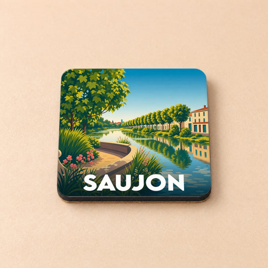 Dessous de verre souvenir de la ville de Saujon avec une illustration stylisée d'un canal bordé d'arbres.