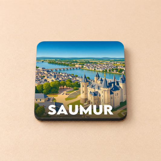 Dessous de verre souvenir de la ville de Saumur avec une illustration stylisée du château et de la Loire.