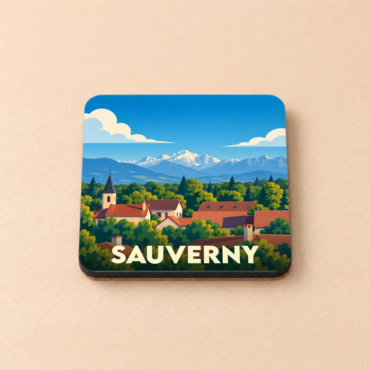 Dessous de verre souvenir de la ville de Sauverny avec une illustration stylisée d'un village face aux montagnes.