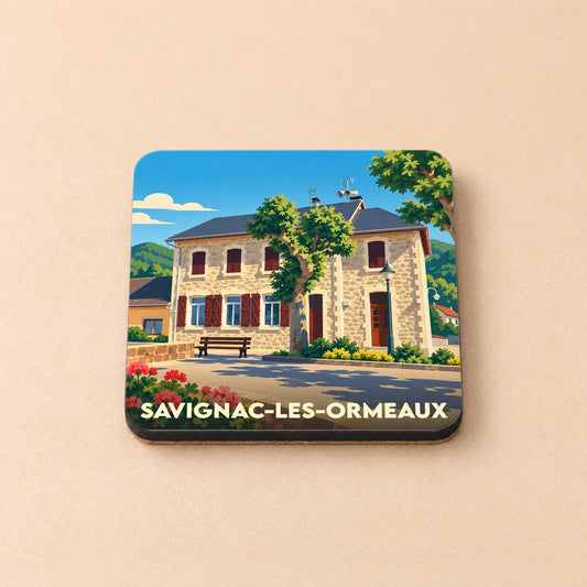 Dessous de verre souvenir de Savignac-les-Ormeaux avec une illustration stylisée du village.
