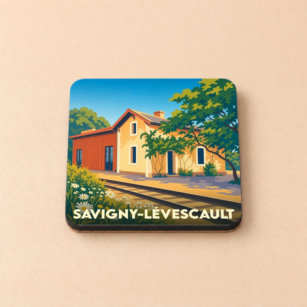 Dessous de verre souvenir de Savigny-Lévescault illustrant l'ancienne gare de la ville dans un style graphique épuré.