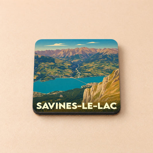 Dessous de verre souvenir de la ville de Savines-le-Lac avec une illustration stylisée d'un paysage de montagne et d'un lac.