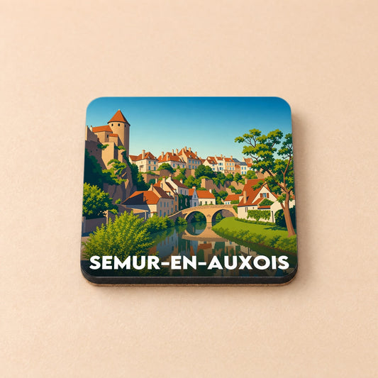 Dessous de verre souvenir de la ville de Semur-en-Auxois avec une illustration stylisée et colorée.
