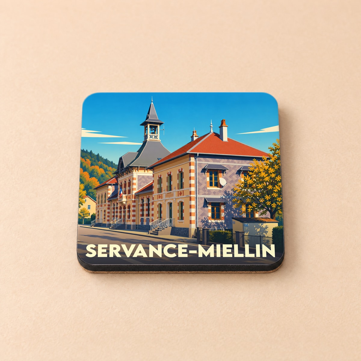 Dessous de verre souvenir de la ville de Servance-Miellin avec une illustration stylisée de sa mairie.