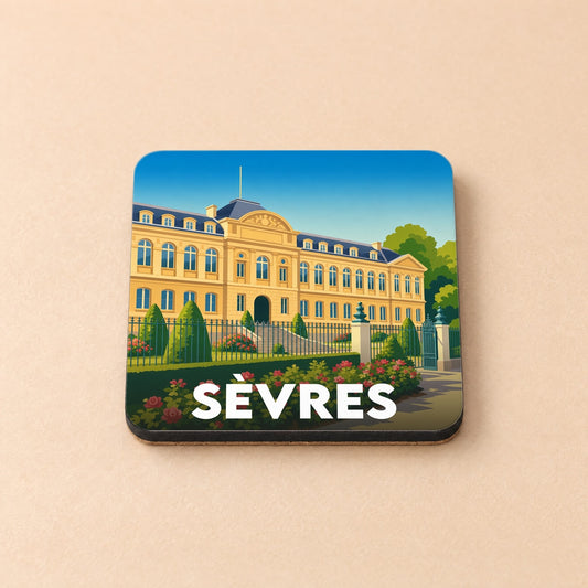 Dessous de verre souvenir de la ville de Sèvres avec une illustration stylisée d'un bâtiment historique et de jardins.