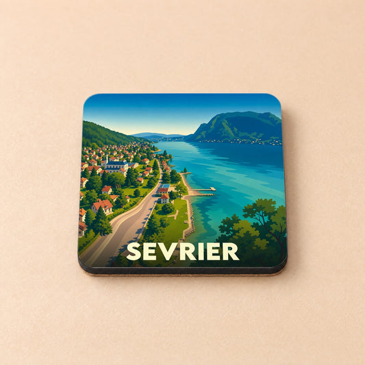 Dessous de verre souvenir de la ville de Sevrier avec une illustration stylisée d'un paysage de lac et de montagnes.