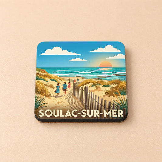 Dessous de verre souvenir de Soulac-sur-Mer illustré d'une scène de plage au coucher du soleil dans un style rétro.