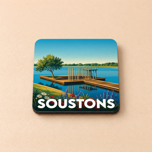Dessous de verre souvenir de la ville de Soustons illustré d'un ponton sur le lac au milieu des fleurs.