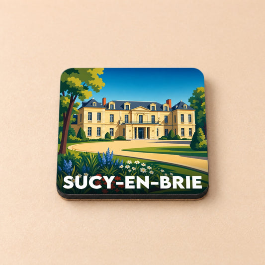 Dessous de verre souvenir de la ville de Sucy-en-Brie illustré d'un château majestueux et d'un jardin fleuri.