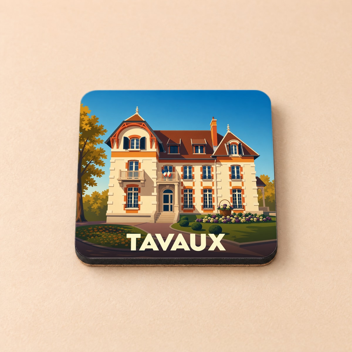 Dessous de verre souvenir de la ville de Tavaux avec une illustration stylisée d'une grande demeure bourgeoise française.