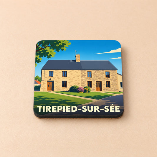Dessous de verre souvenir de la ville de Tirepied-sur-Sée avec une illustration stylisée d'une maison en pierre.