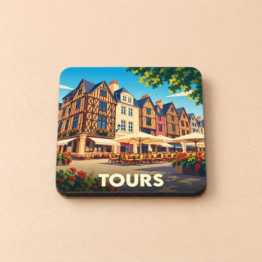 Dessous de verre souvenir de la ville de Tours avec une illustration stylisée d'une place historique et ses maisons à colombages.