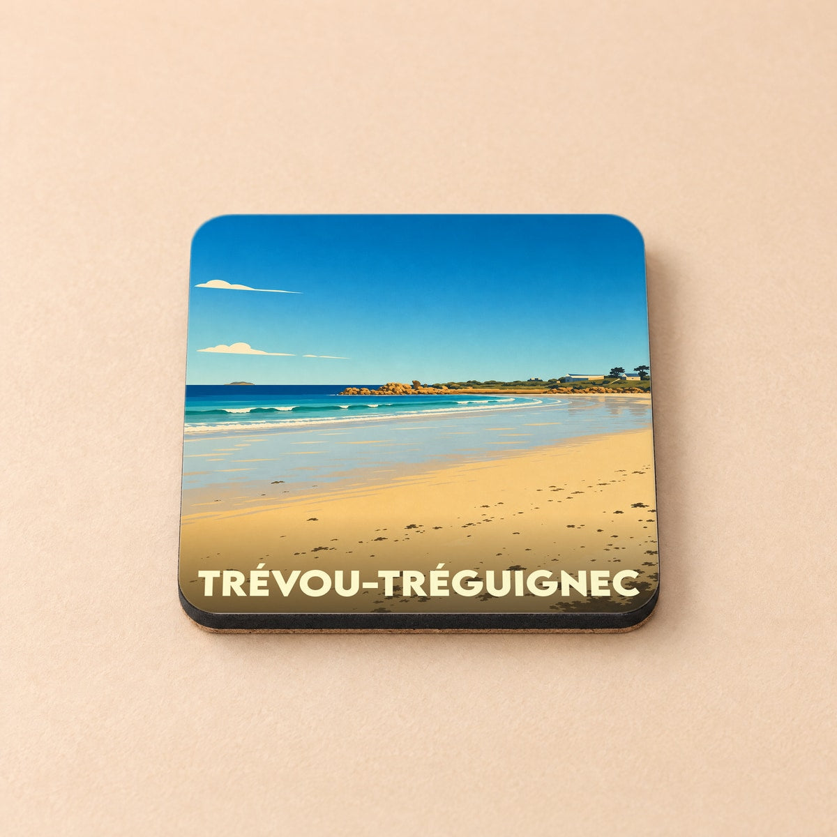 Dessous de verre souvenir de Trévou-Tréguignec illustrant une plage sauvage sous un ciel azur.
