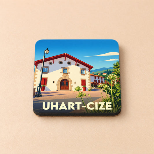 Dessous de verre souvenir de la ville de Uhart-Cize avec une illustration stylisée d'une maison basque traditionnelle.