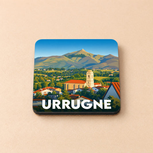 Dessous de verre souvenir de la ville d'Urrugne avec une illustration stylisée de son église et des montagnes basques.