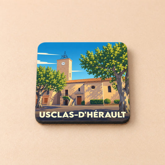 Dessous de verre souvenir de la ville d'Usclas-d'Hérault avec une illustration stylisée de son église et de sa place.