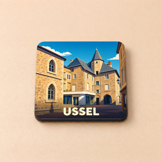Dessous de verre souvenir de la ville d'Ussel avec une illustration stylisée de son architecture médiévale.