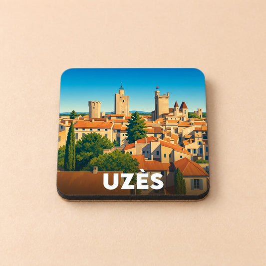 Dessous de verre souvenir de la ville d'Uzès avec une illustration stylisée de ses toits et de ses tours médiévales.
