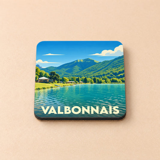 Dessous de verre souvenir de la ville de Valbonnais avec une illustration stylisée de son lac et des montagnes.
