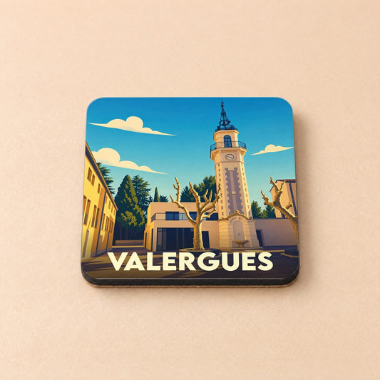 Dessous de verre souvenir de la ville de Valergues avec une illustration stylisée de son clocher et de sa place.