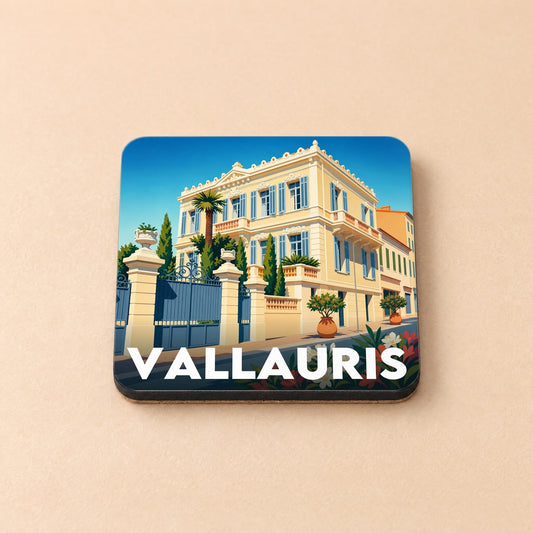 Dessous de verre souvenir de la ville de Vallauris avec une illustration stylisée d'une villa méditerranéenne.