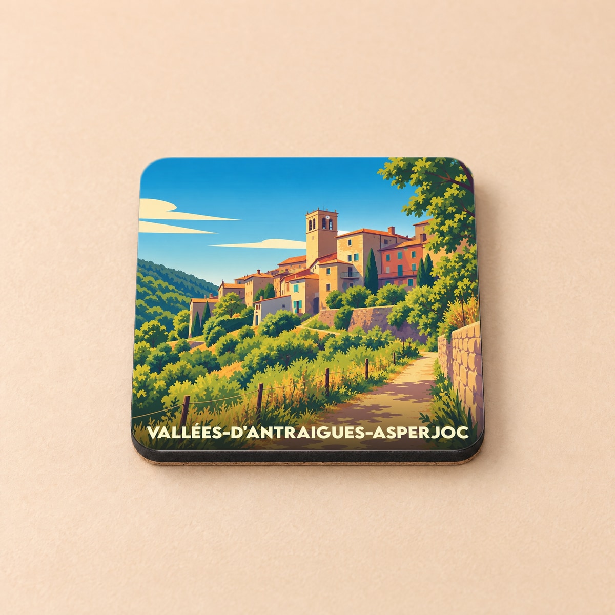 Dessous de verre souvenir de Vallées-d'Antraigues-Asperjoc avec une illustration stylisée du village perché.
