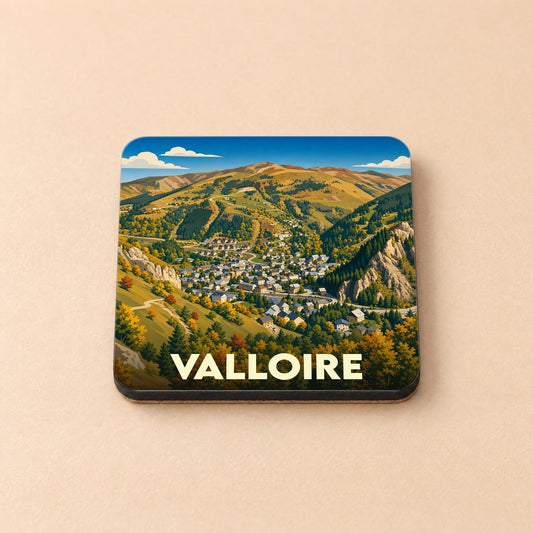 Dessous de verre souvenir de la ville de Valloire avec une illustration stylisée de montagne.