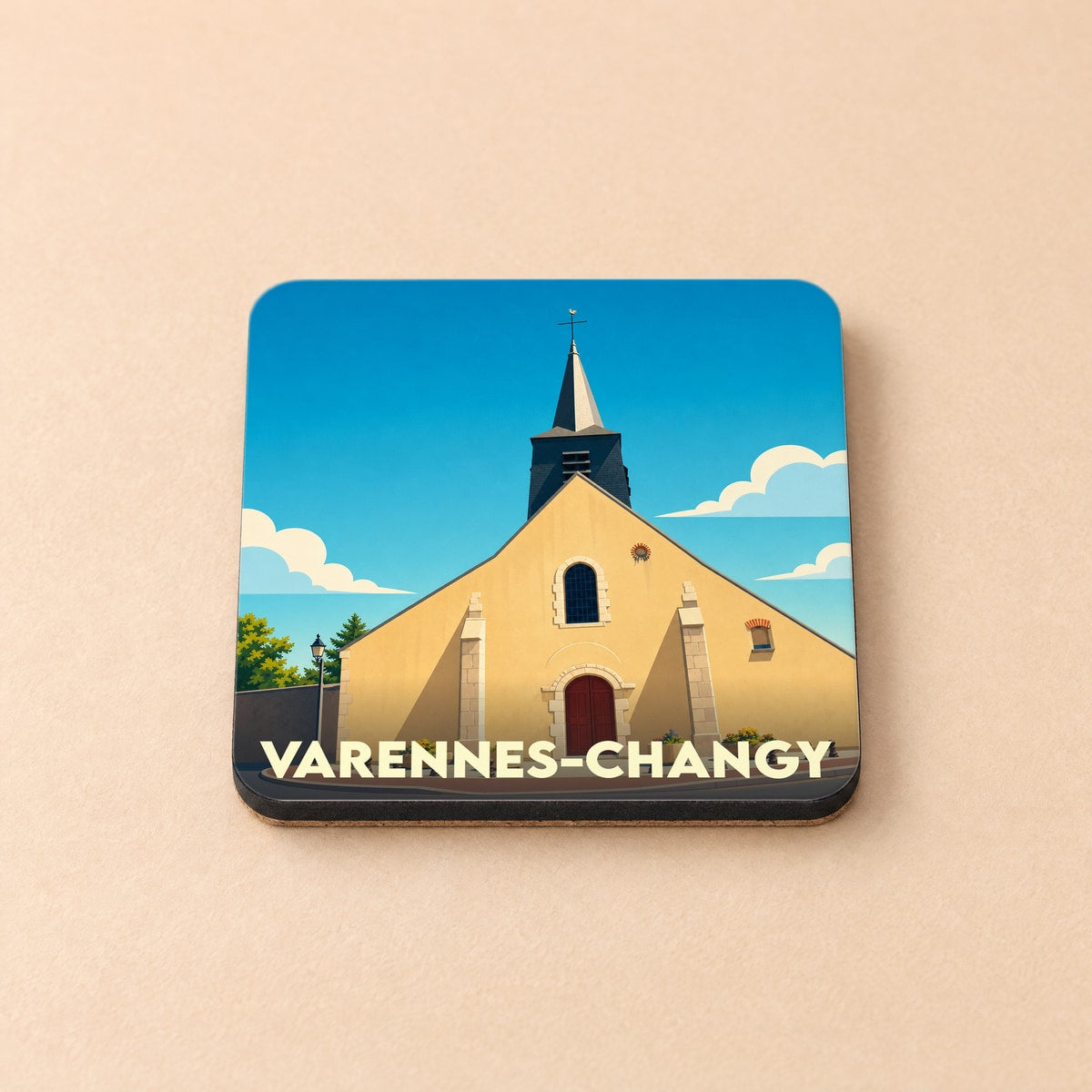 Dessous de verre souvenir de la ville de Varennes-Changy illustré par une église stylisée sous un ciel bleu.