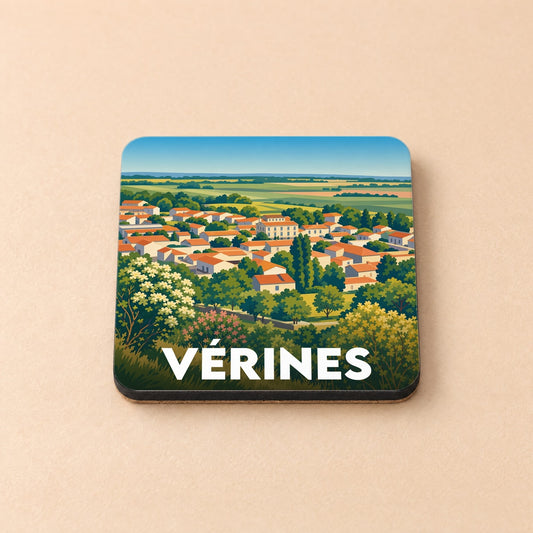 Dessous de verre souvenir de la ville de Vérines avec une illustration stylisée de ses maisons et paysages environnants.